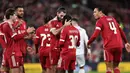 Langkah mantap ditunjukkan oleh raksasa Premier League Liverpool dalam lanjutan kompetisi tertua di Inggris. Tampak dalam foto, bek Liverpool asal Belanda, Jeremie Frimpong merayakan gol kedua tim bersama Dominik Szoboszlai saat pertandingan putaran ketiga Piala FA Inggris melawan Barnsley di Stadion Anfield, pada Senin 12 Januari 2026 waktu setempat atau Selasa (13/1/2026) dini hari WIB. (PETER POWELL/AFP)