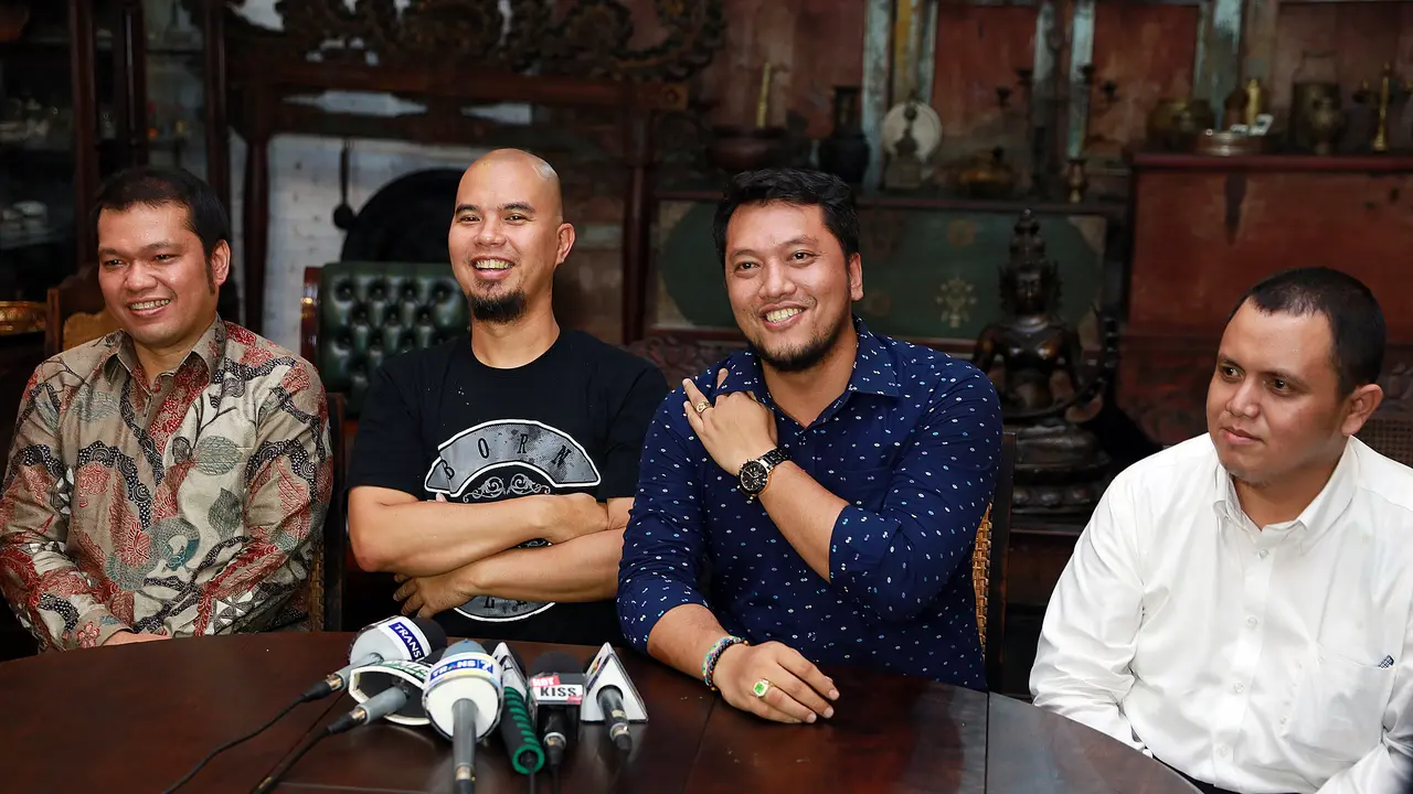 Ahmad Dhani dan kuasa hukumnya