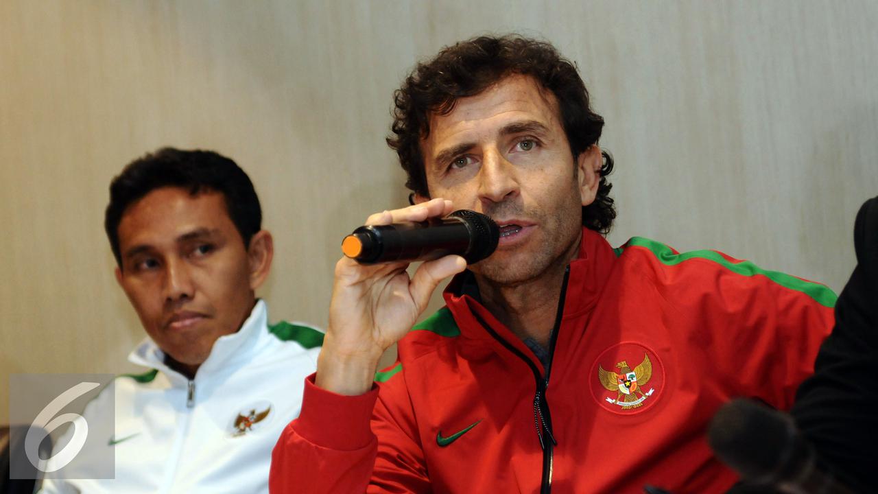 Pelatih Timnas Indonesia, Luis Milla Perkenalkan Tim Kepelatihan