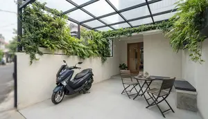 7 Desain Garasi Motor yang Menyatu dengan Teras untuk Rumah Sempit, Solusi Pintar Hunian Minimalis