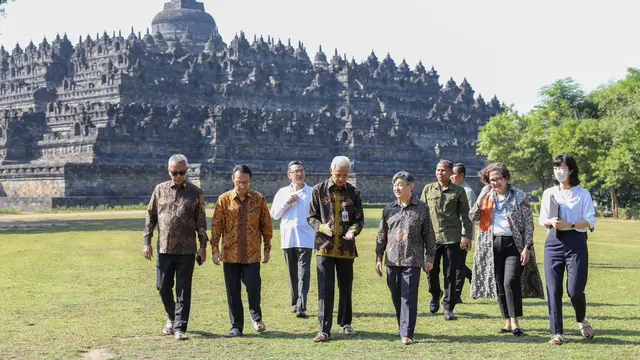 Gubernur Jawa Tengah (Jateng) Ganjar Pranowo turut mendampingi Kaisar Jepang Hironomiya Naruhito saat mengunjungi Candi Borobudur, Kabupaten Magelang, Jateng, Kamis (22/6/2023).