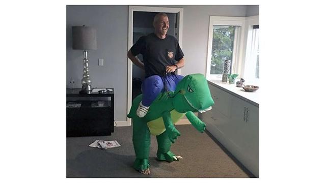 Tingkah konyol lelaki (sumber: Ground Zero)