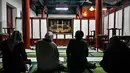 Identitas etnis Hui didefinisikan oleh keyakinan mereka terhadap Islam yang berpadu harmonis dengan elemen budaya Tionghoa Han yang dominan. Tampak dalam foto, perempuan Muslim etnis Hui Tiongkok melaksanakan salat di sebuah masjid selama minggu terakhir bulan suci Ramadhan di Beijing pada 17 Maret 2026. (Adek BERRY/AFP)
