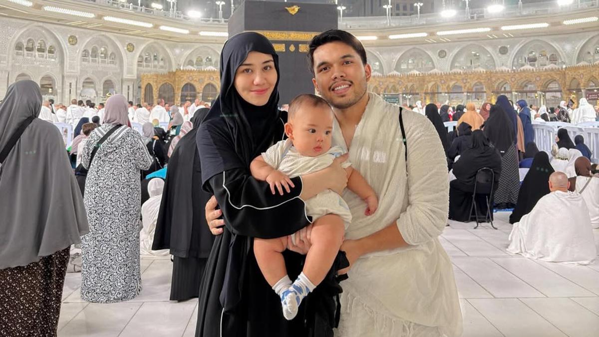 6 Potret Baby Arash Umrah di Usia 6 Bulan, Aaliyah &amp; Thariq Ungkap Rasa Syukur