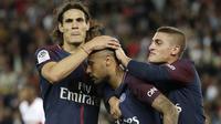 Pemain PSG, Edinson Cavani dan Marco Verratti, merayakan gol yang dicetak Neymar Jr, ke gawang Toulouse pada laga Liga 1 Prancis, di Stadion Parc des Princes, Senin (21/8/2017). PSG menang 6-2 atas Toulouse. (AFP/Thomas Samson)