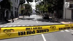 Tim Puslabfor fan Tim Inafis menggelar olah TKP di Mapolrestabes Surabaya. Selama pelaksanaan olah TKP polisi menutup jalan Veteran Surabaya