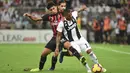 2. Duel yang dilakukan oleh Douglas Costa dan Lucas Paqueta pada laga Final Piala Super Italia yang berlangsung di stadion King Abdullah Sports City, Jeedah, Kamis (17/1). AC Milan kalah 0-1 kontra Juventus (AFP/Giuseppe Cacace)