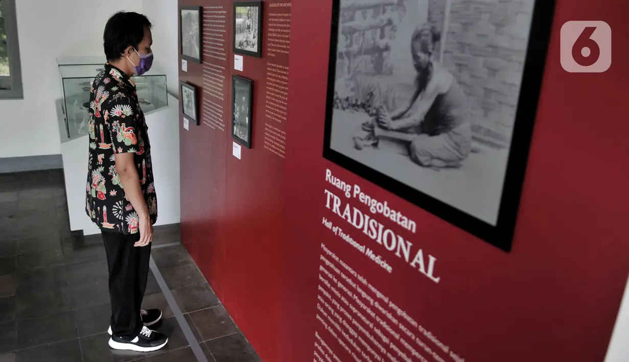 Petugas menunjukkan tata cara melihat koleksi sesuai garis batas di Museum Kebangkitan Nasional, Jakarta, Senin (8/6/2020). Pengelola menyiapkan standar protokol kesehatan jelang dibuka kembali untuk umum saat masa PSBB Transisi guna memutus penyebaran Covid-19. (merdeka.com/Iqbal S Nugroho)