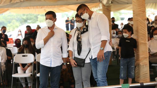 7 Momen Pemakaman Maura Magnalia Putri Nurul Arifin, Keluarga Saling Menguatkan