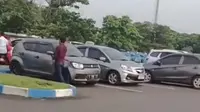 Tangkapan layar temuan dua mobil dengan plat nomor kembar di parkiran Bandara Juanda Surabaya. (Liputan6.com/ Dok Ist)