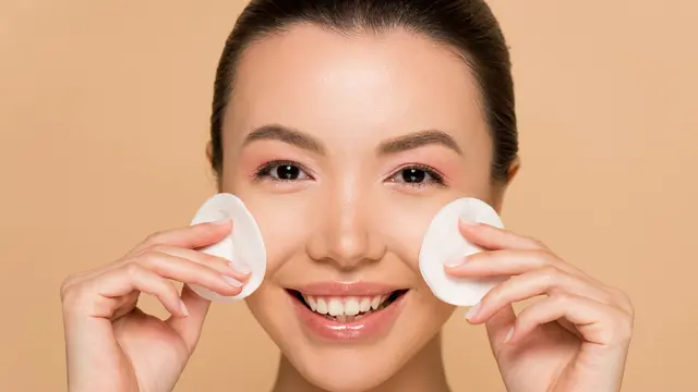 Trik Menghapus Makeup Mata Waterproof yang Tepat, Aman dan Tidak Bikin Iritasi