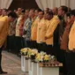 Ketua Umum Partai Golkar Airlangga Hartarto memberikan salam kepada Presiden Jokowi, Wakil Presiden Jusuf Kalla dan Ketum PDIP Megawati Soekarnoputri saat menghadiri pembukaan Munaslub Partai Golkar di Jakarta, Senin (18/12). (Liputan6.com/Angga Yuniar)