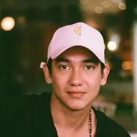 Meski terkesan simpel, penampilan pemain film Teman Tapi Menikah ini tampak stylish. Di kesehariannya, Adipati Dolken kerap tampil dengan kaus yang dipadukan dengan topi berbagai warna. Kali ini ia terlihat tampan dengan topi berwarna pink. (Liputan6.com/IG/@adipati)