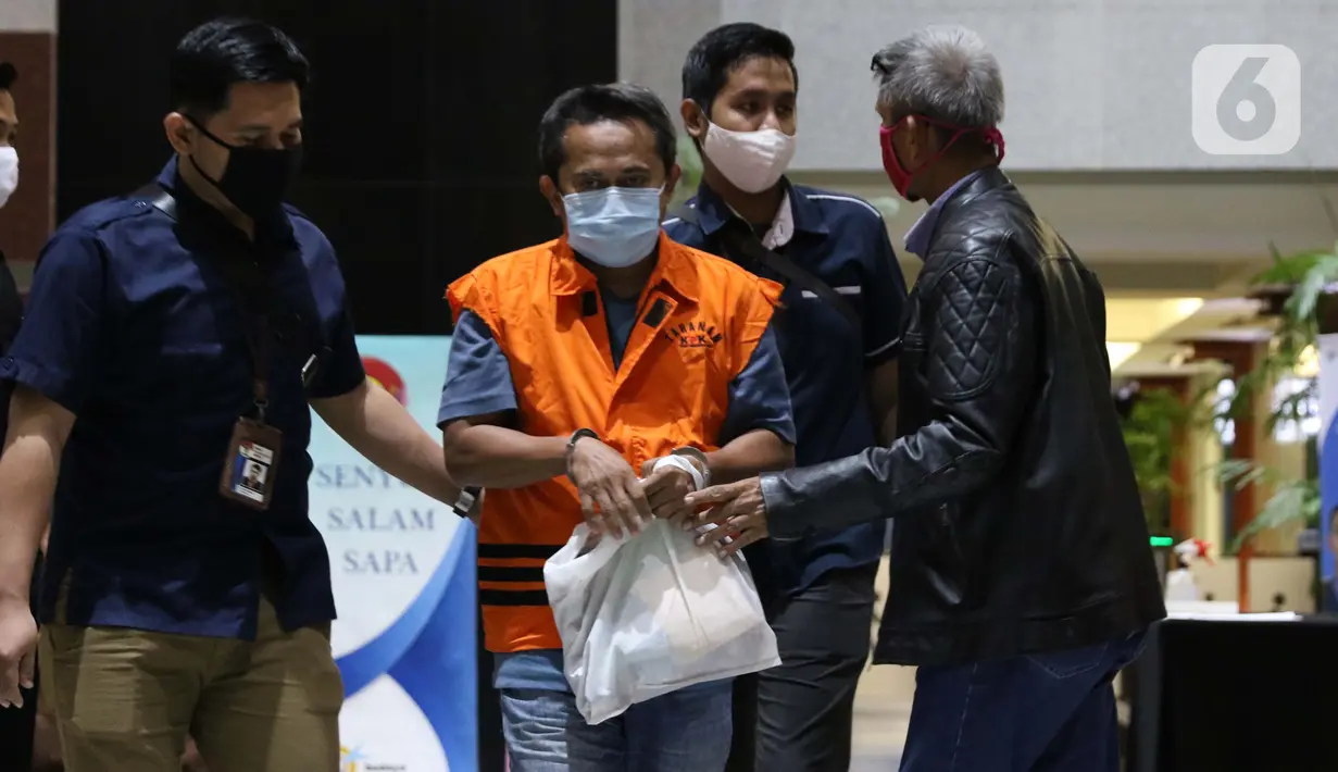 Direktur Utama PT Glori Karsa Abadi, Rahadian Azhar (kedua kiri) dibawa petugas keluar Gedung KPK, Jakarta, Kamis (30/4/2020). Rahadian Azhar ditahan KPK terkait kasus dugaan suap pemberian fasilitas dan kemudahan izin keluar di Lapas Sukamiskin, Jawa Barat. (Liputan6.com/Helmi Fithriansyah)