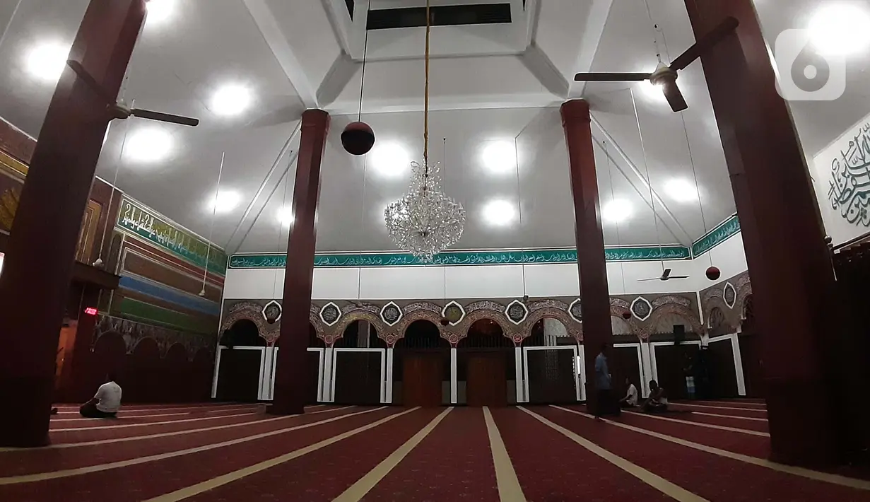 Suasana salah satu masjid di Jakarta, Jumat (24/4/2020). Kebijakan PSSB melarang kegiatan di luar rumah dan hal itu diikuti oleh sebagian besar pengurus masjid ataupun mushalla di Jakarta dengan meniadakan sementara kegiatan di dalam masjid ataupun mushalla. (Liputan6.com/Helmi Fithriansyah)