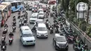 Pengemudi ojek online (ojol) memenuhi bahu jalan saat menunggu penumpang di kawasan Cililitan, Jakarta, Rabu (16/9/2020). Minimnya pengawasan membuat masih banyak pengemudi ojol yang berkerumun saat menunggu penumpang meski Pemprov DKI Jakarta telah melarangnya. (merdeka.com/Iqbal S. Nugroho)