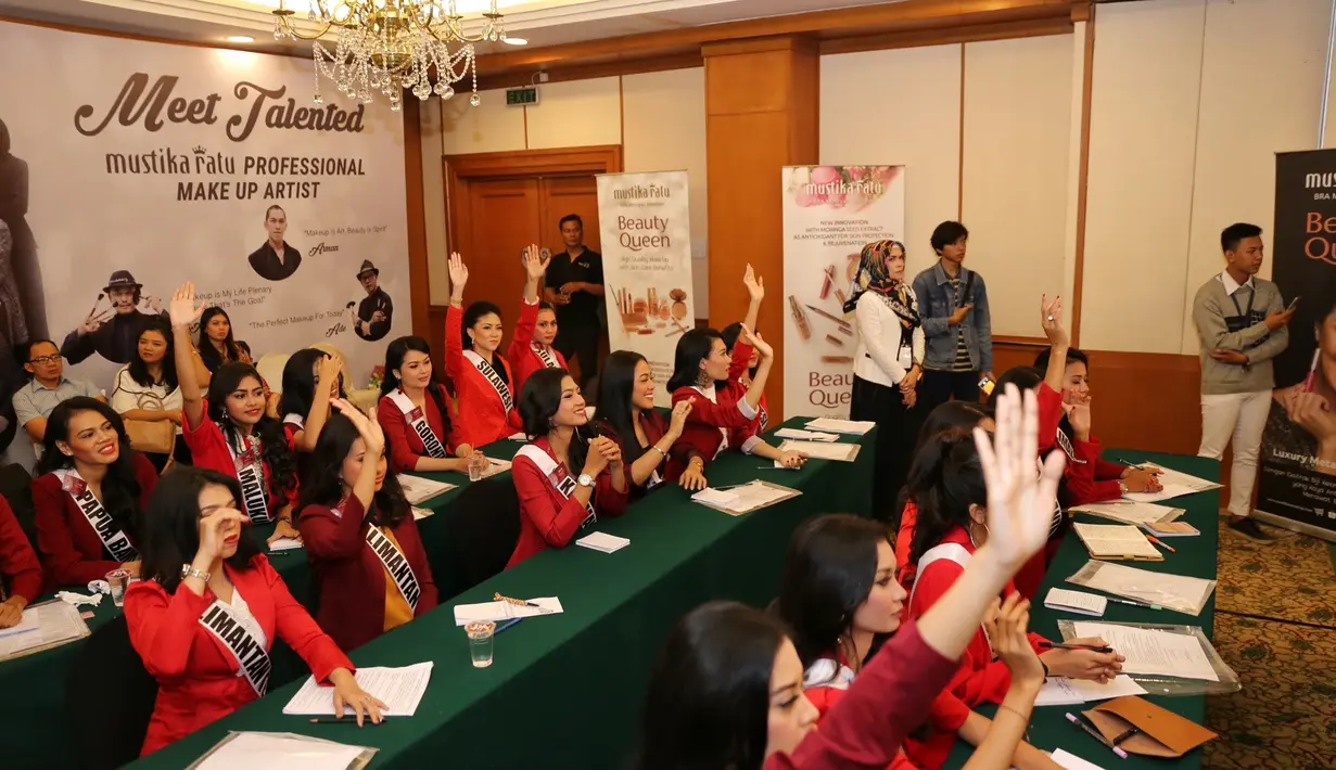 Terlihat beberapa finalis mengangkat tangannya untuk bertanya. Menurut Deputi Pencegahan BNN, beberapa pertanyaan dari finalis tersebut sangat berbobot mengenai bagaimana tindakan terkait narkoba. (Adrian Putra/Bintang.com)