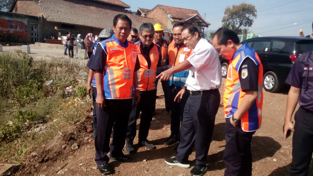Dirut PT KAI Edi Sukmoro nampak tengah mengejek bangunan di jembatan kereta api dalam proses reaktivasi kereta di Sawah Lega Kecamatan Cibatu, Garut