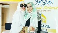 Syahrini memeluk Anniesa Hasibuan, bos First Travel sebelum berangkat umrah beberapa waktu lalu. (Instagram @anniesahasibuan)