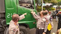 Kabid Humas Polda Metro Jaya Kombes Yusri Yunus dan Dirlantas Polda Metro Jaya Kombes Sambodo Purnomo Yogo saat memaparkan soal video bocah 12 tahun kendarai truk. (Merdeka/Nur Habibie)