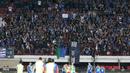 Suporter Persib Bandung, Bobotoh, memberikan apresiasi usai mengalahkan Persebaya Surabaya pada laga Liga 1 Indonesia di Stadion I Wayan Dipta, Bali, Jumat (18/10). Persib menang 4-1 atas Persebaya. (Bola.com/Aditya Wany)