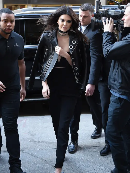 Kendall Jenner memulai mengumbar payudaranya di tahun 2014. Ia juga ketagihan berjalan-jalan di kota besar tanpa mengenakan bra. (AFP/Bintang.com)