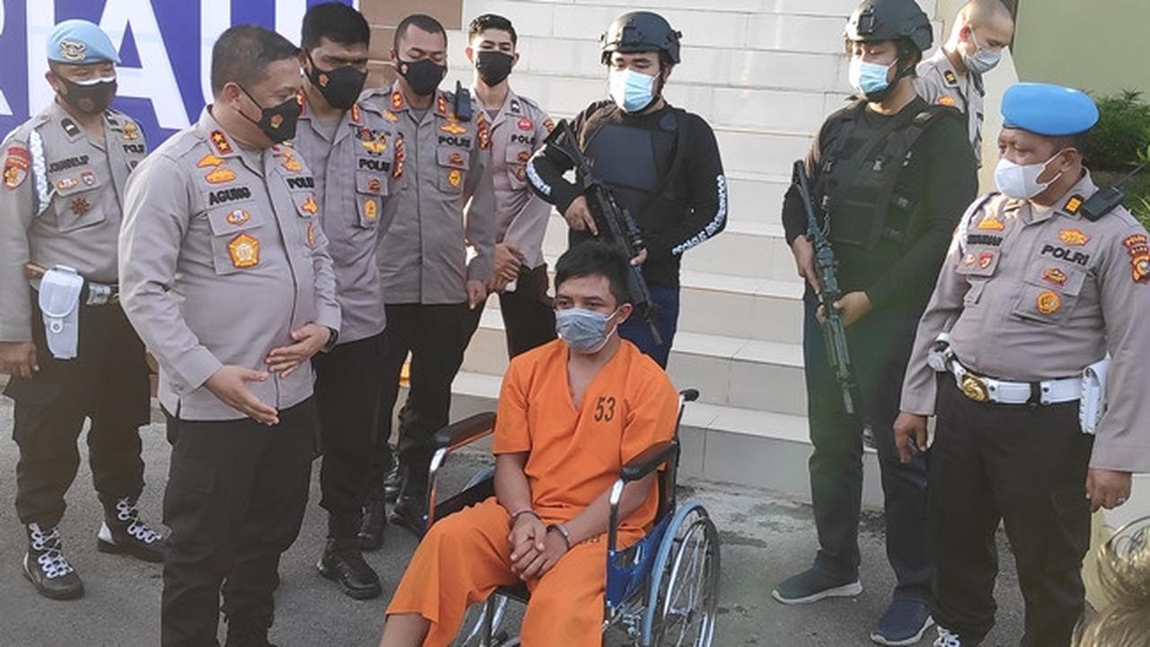 Kapolda Riau Irjen Agung Setya berbincang dengan pelaku pembunuhan wanita hamil di Kabupaten Kampar.