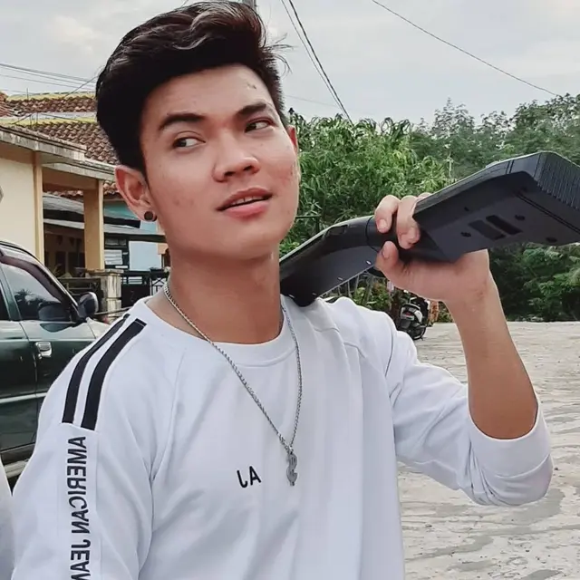 Sudah Minta Maaf dan Beri Klarifikasi, Ini 6 Potret Penyanyi Tri Suaka yang Viral