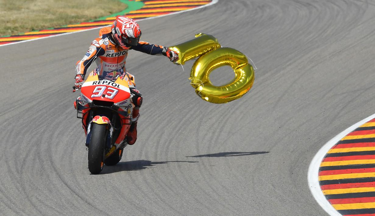 Marc Marquez membawa balon angka 10 merayakan kemenangannya di Sirkuit Sachsenring GP Jerman. (AFP/Tobias Schwarz)
