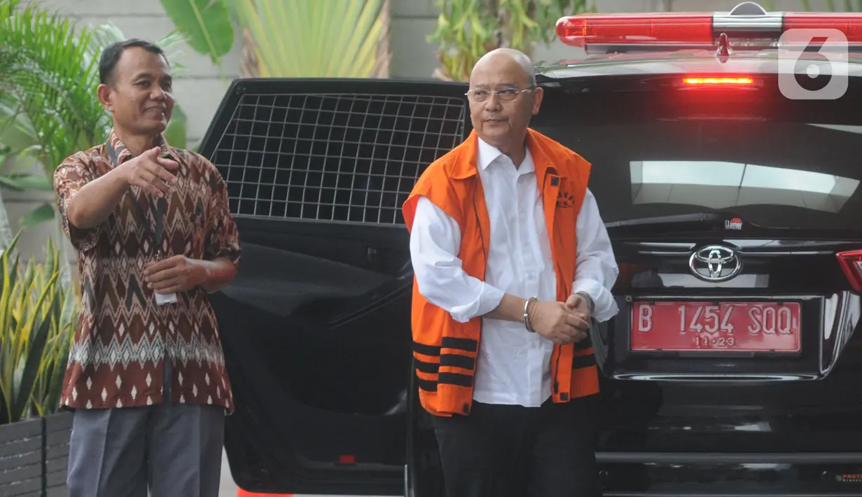 Wali Kota Medan nonaktif Tengku Dzulmi Eldin tiba akan menjalani pemeriksaan oleh penyidik di Gedung KPK, Jakarta, Jumat (6/12/2019). Tengku Dzulmi Eldin diperiksa sebagai tersangka  terkait menerima suap proyek dan jabatan pada Pemerintah Kota Medan Tahun 2019. (merdeka.com/Dwi Narwoko)