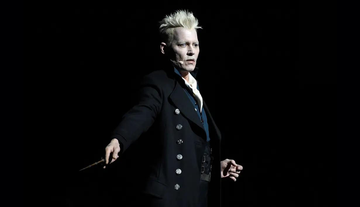 Aktor Johnny Depp tampil secara mengejutkan dalam ajang Comic-Con di San Diego, 21 Juli 2018. Johnny Depp memamerkan penampilan perdananya sebagai penyihir hitam Grindelwald pada penggemar Harry Potter. (Photo by Chris Pizzello/Invision/AP)