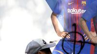 Poster Gerard Pique yang dirusak di sebuah toko di luar stadion Camp Nou, Barcelona (3/10). Bek Barcelona ini terang-terangan mendukung Catalonia untuk memerdekakan diri. (AFP Photo/Josep Lago)