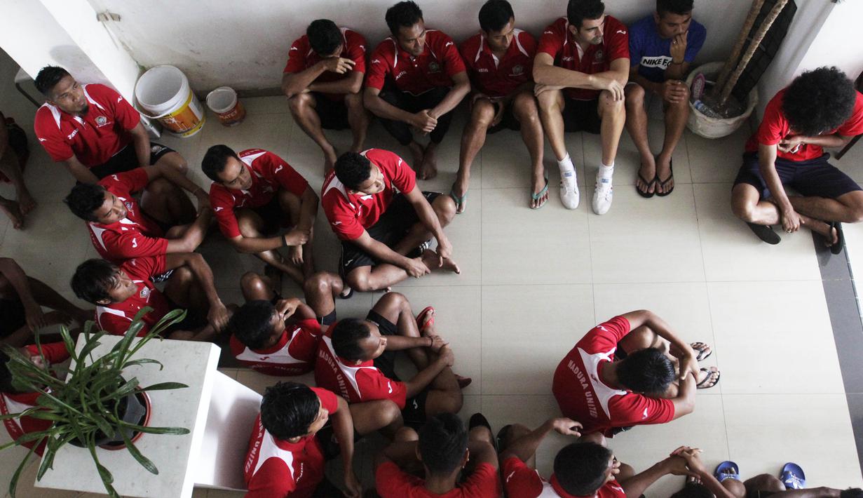 Dengan penuh keseriusan para pemain Madura United mendengarkan taktik dan arahan yang disampaikan tim pelatih. (Bola.com/Vitalis Yogi Trisna)