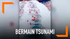Sebuah wahana di taman bermain tawarkan permainan unik pada pengunjung. Mereka bisa menikmati momen saat terhempas ombak besar tsunami.