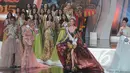 Puteri Indonesia 2014 Elvira Devinamira saat menghadiri malam Grand Finalis Puteri Indonesia 2015 di JCC, Jakarta, Jumat (20/2). Elvira digantikan oleh finalis dari Jawa Tengah Anindya Kusuma Putri. (Liputan6.com/Herman Zakharia)