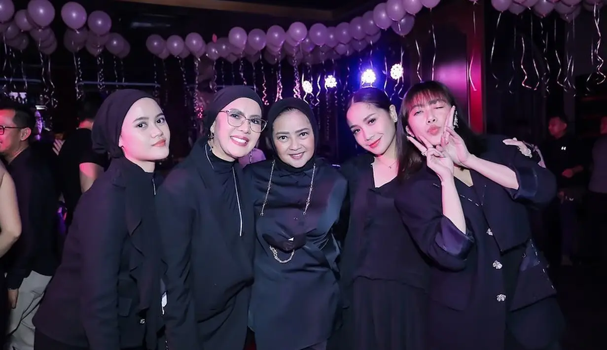 Tampak artis-artis yang hadir dalam acara tersebut, ada Luna Maya, Nagita Slavina, Ayu Dewi, Paula Verhoeven, Ussy Sulistiawaty, Ririn Ekawati, Aurel Hermansyah, Tya Ariestya, dan Gading Marten. [Instagram/ollaramlan]