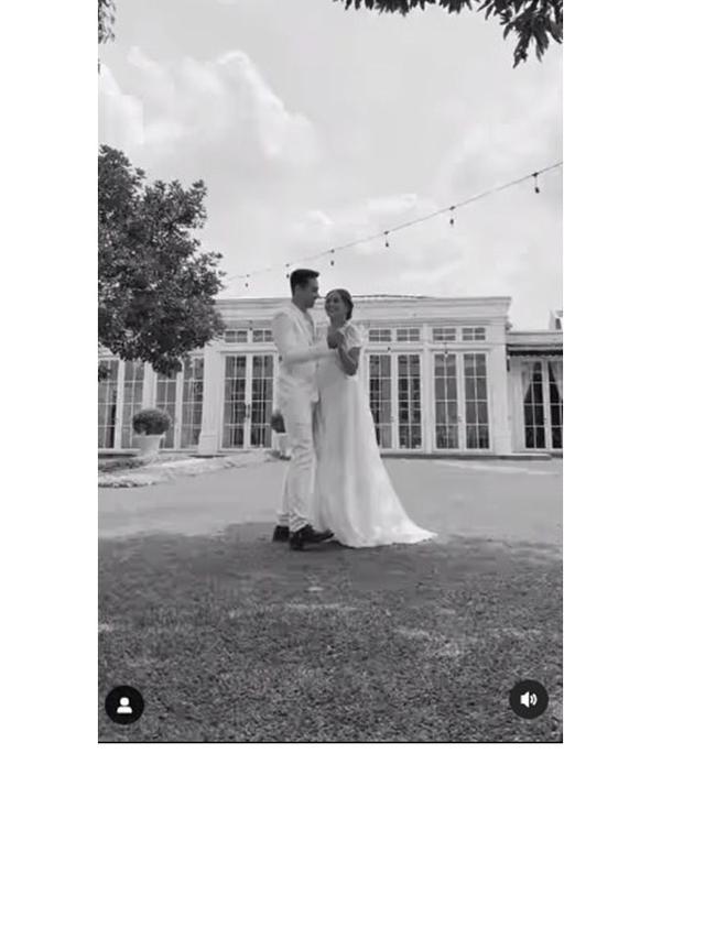 Anniversary ke-15, Ini 7 Potret Darius Sinathrya dan Donna Agnesia Pakai Baju Pernikahan