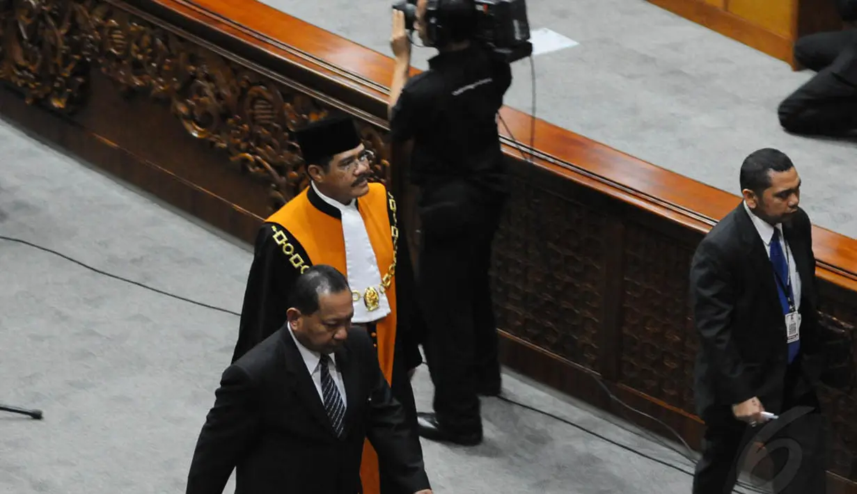 Ketua Mahkamah Agung Hatta Ali meninggalkan gedung parlemen usai memandu pengucapan sumpah janji jabatan pimpinan DPR RI periode 2014-2019, Jakarta, (2/10/14). (Liputan6.com/Andrian M Tunay)