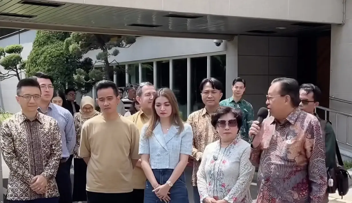 Atasan tersebut pun dipadukan dengan pump heels putih dengan detail strap. @indonesiainseoul/@gandisulis