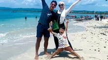 Memanfaatkan libur kompetisi BRI Liga 1 2023/2024 yang cukup panjang, penyerang Persikabo 1973, Yandi Sofyan Munawar (kiri) mengajak sang istri, Pungky Afriecia, dan buah hatinya, Rafazlan Althafaraz, berkibur ke Pantai Pangandaran, Jawa Barat dan berkunjung ke kampung halamannya di Cikajang, Kabupaten Garut. (Bola.com/dok. Pribadi)