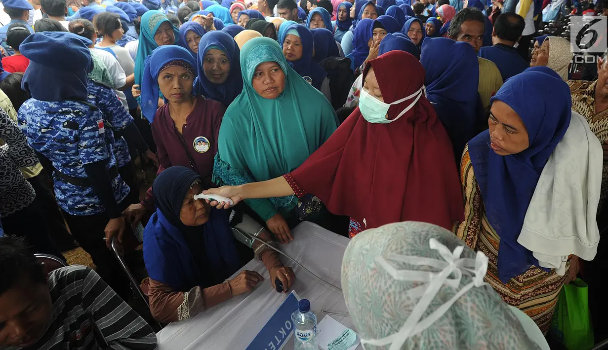 Suasana pengobatan massal di Ciampea, Bogor, Jawa Barat, Senin (26/3). Acara ini dihadri oleh Ketua Umum Partai Demokrat Susilo Bambang Yudhoyono atau SBY. (Merdeka.com/Arie Basuki)