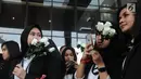 Sejumlah wanita membawa bunga mawar menyambut kedatangan penyidik senior KPK, Novel Baswedan saat masuk kerja kembali di gedung KPK, Jakarta, Jumat (27/7). Novel absen 16 bulan lantaran berobat matanya setelah diserang air keras. (Merdeka.com/Dwi Narwoko)