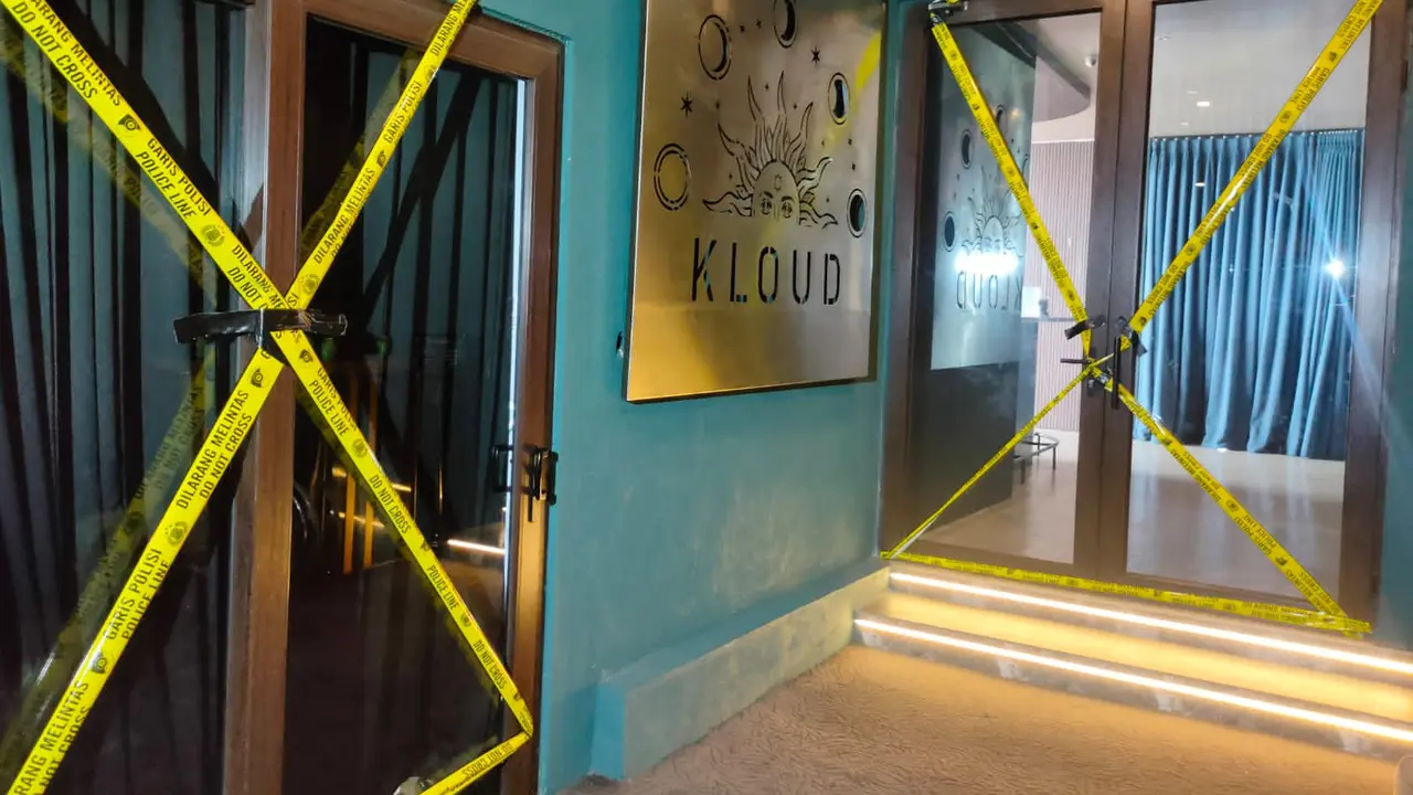 Polisi menyegel kafe di kawasan Senopati, Jakarta Selatan pada Minggu (19/11/2023).