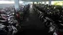 Sejumlah motor diparkir di gedung parkir Taman Menteng, Jakarta, Senin (30/3/2015). Rencananya gedung parkir empat lantai tersebut akan dialihfungsikan sebagai lokasi wisata kuliner. (Liputan6.com/Johan Tallo)