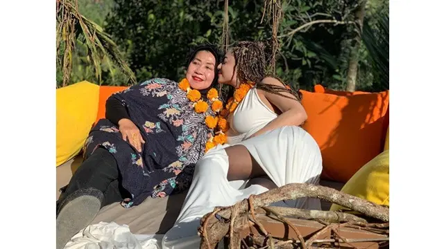 Dewi Perssik Beri Ucapan Haru untuk Ibunda, Ini 7 Potret Kedekatannya