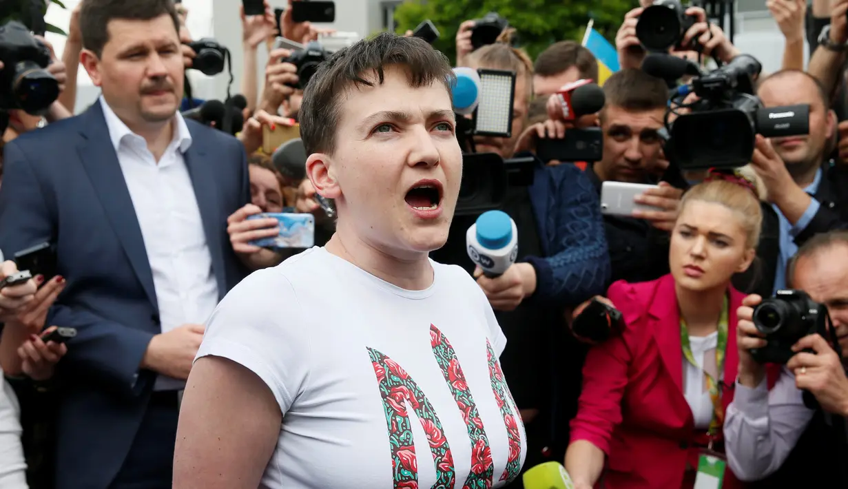 Pilot Ukraina, Nadezhda Savchenko saat wawancara dengan awak media di Bandara Boryspil, Kiev, Rabu (25/5). Savchenko dijatuhi hukuman 22 tahun penjara oleh pengadilan Rusia setelah dinyatakan bersalah membunuh dua jurnalis Rusia. (REUTERS/Gleb Garanich)