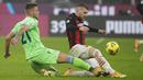 Pemain AC Milan, Ante Rebic, berebut bola dengan pemain Lazio, Sergej Milinkovic-Savic, pada laga Liga Italia di Stadion San Siro, Rabu (23/12/2020). AC Milan menang dengan skor 3-2. (AP/Luca Bruno)