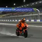 Pembalap Tech3 KTM Factory Racing Team, Danilo Petrucci tampak mengaspal di trek berdebu pada hari terakhir tes pramusim MotoGP 2021 di Sirkuit Losail, Qatar, Sabtu (13/03/2021) dini hari WIB.