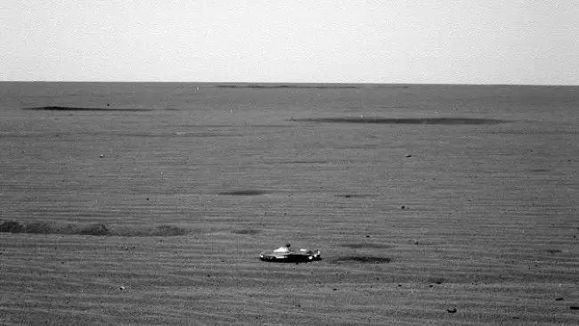 Sebuah benda dalam foto NASA diduga sebagai pesawat angkasa di permukaan planet Mars. (Sumber NASA)