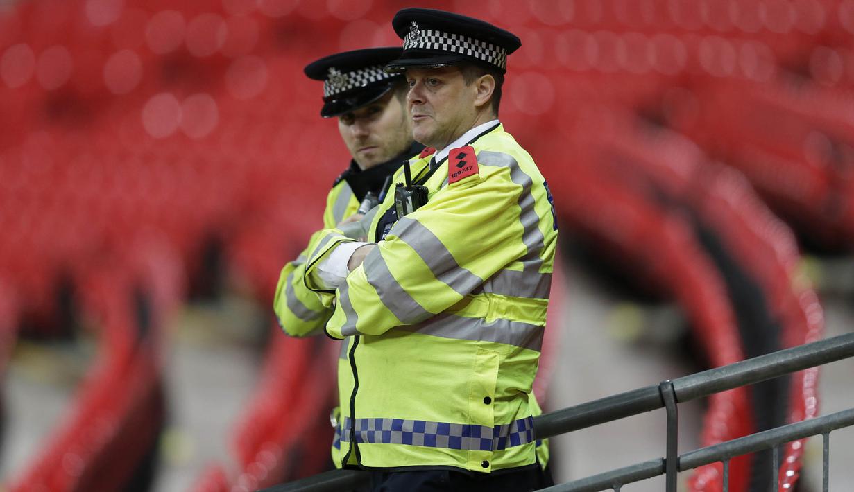 Pihak Kepolisian Inggris memantau latihan timnas Prancis jelang laga persahabatan melawan Inggris di Stadion Wembley, Inggris, Senin (16/11/2015). (Action Images via Reuters/Henry Browne)